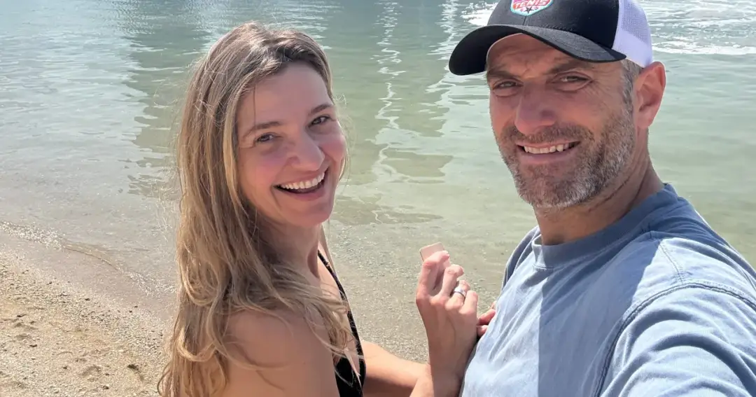 Maciej Dowbor z żoną na plaży, szczęśliwi i uśmiechnięci.