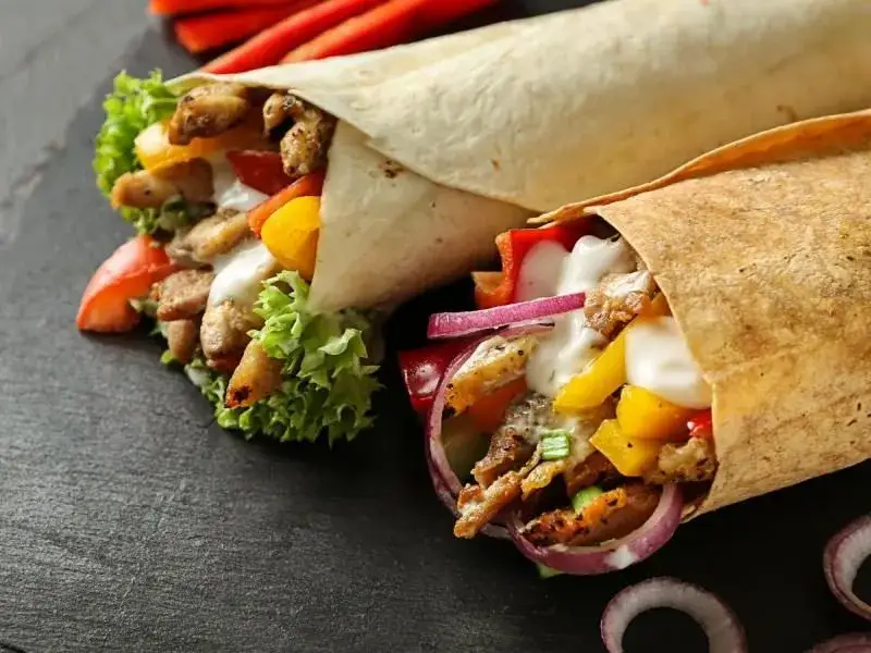Jak zawijać kebab w tortilli - proste kroki, które musisz znać