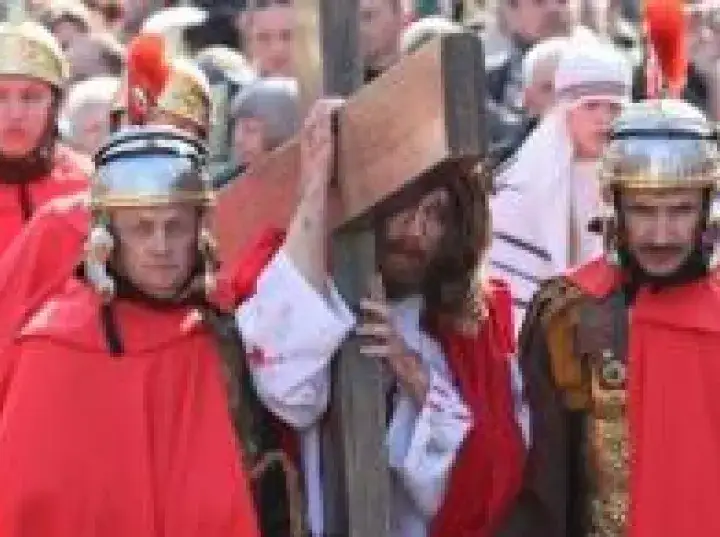 Jak wygląda msza w wielki piątek? Odkryj jej głębokie znaczenie