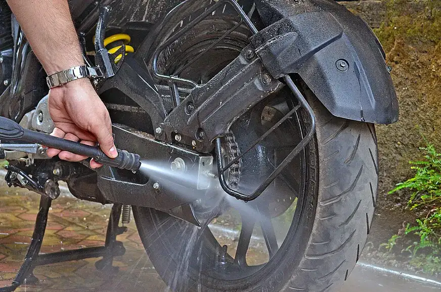Jak skutecznie czyścić łańcuch motocyklowy – najlepsze metody i środki