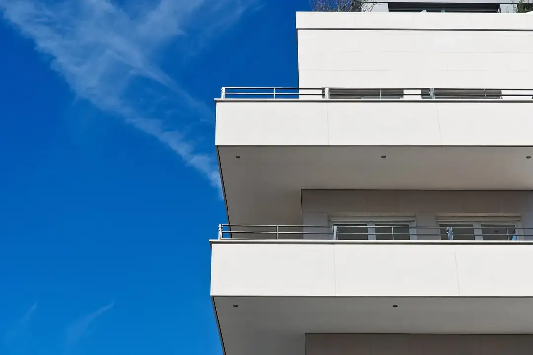 Balkon: Zbrojenie górą czy dołem? Uniknij katastrofy!