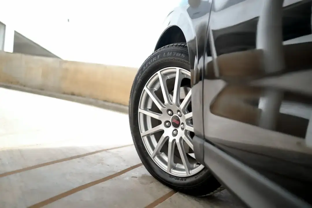 Błyszczące felgi Subaru STI. Zastanawiasz się, ile kosztuje chromowanie felg, by uzyskać taki efekt?