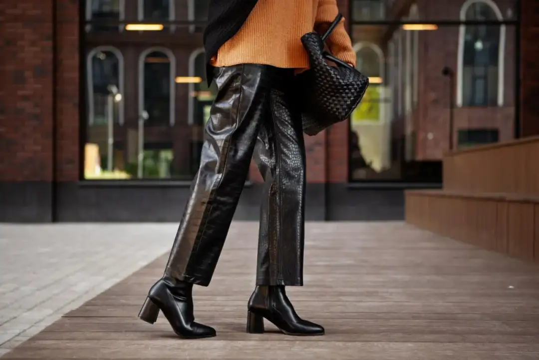 Outfit con botas altas negras - 6 combinaciones que siempre funcionan