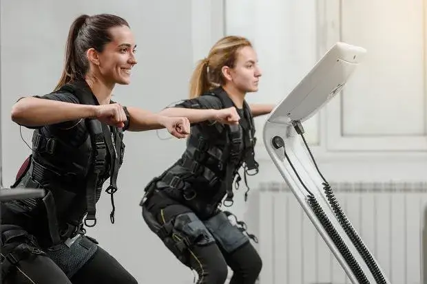 Trening EMS co to? Odkryj, jak działa i jakie ma korzyści