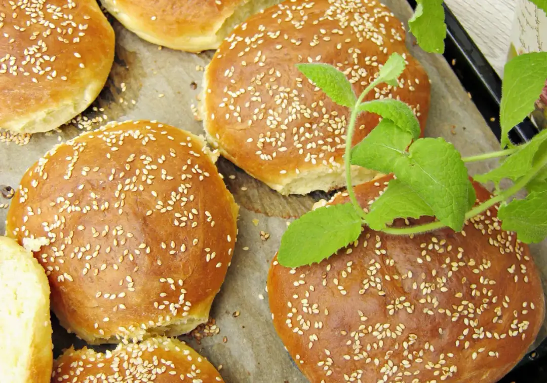 Jak podpiec bułki do burgerów - Co zrobić, by nie namiękły?