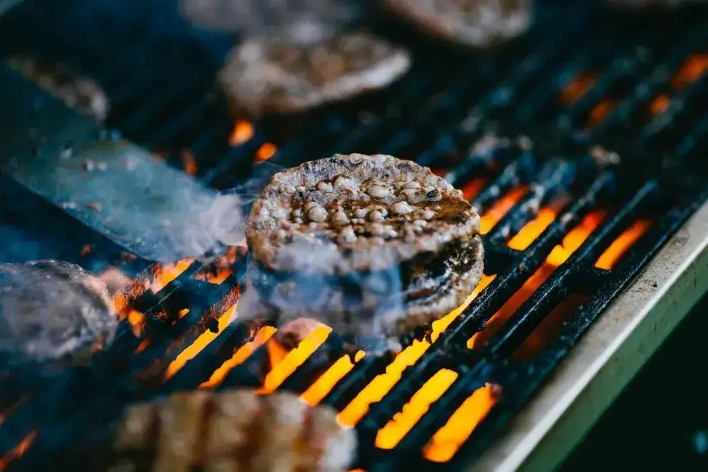 Jak usmażyć hamburgera, aby był soczysty i idealnie przyprawiony