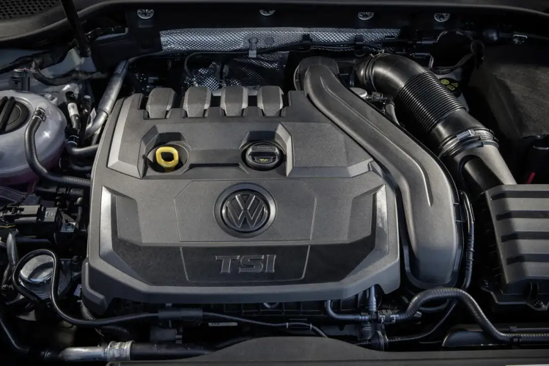 Silnik 1.5 TSI Volkswagena z widocznym logo i oznaczeniem mocy.