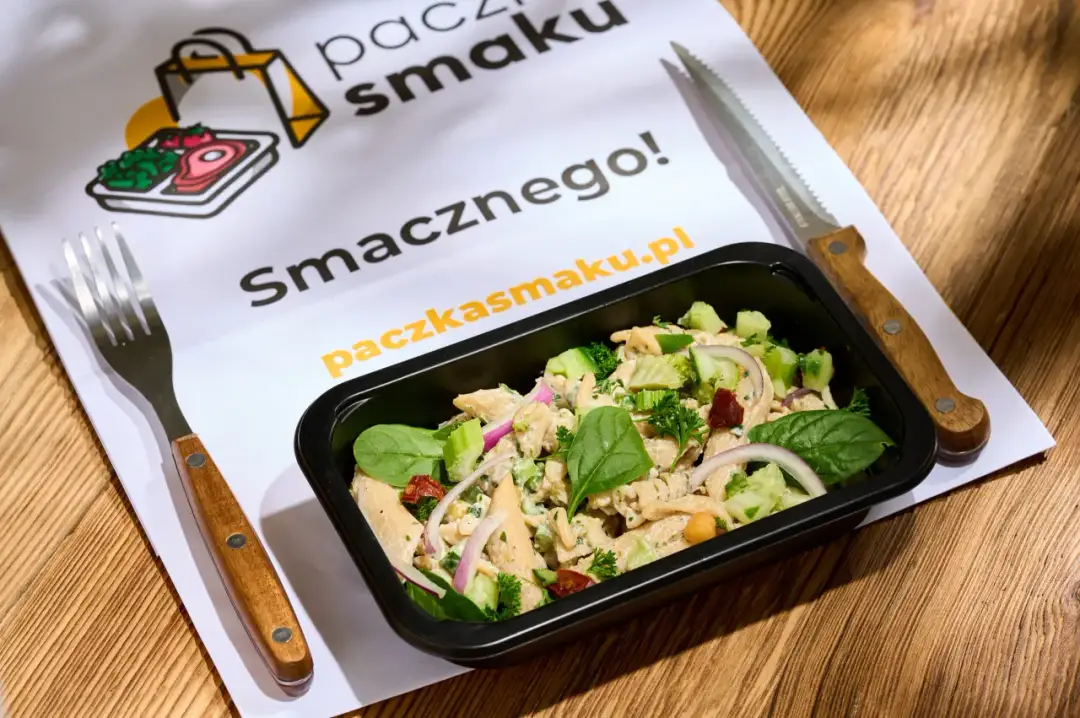 Pyszna sałatka z kurczakiem i warzywami w pudełku. Idealna dieta pudełkowa Jaworzno dla aktywnych.