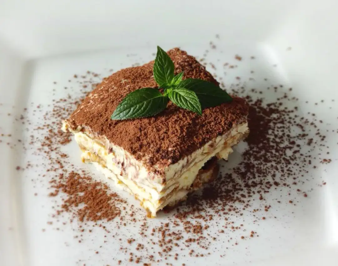 Czy tiramisu jest z alkoholem? Odkryj, co naprawdę zawiera ten deser
