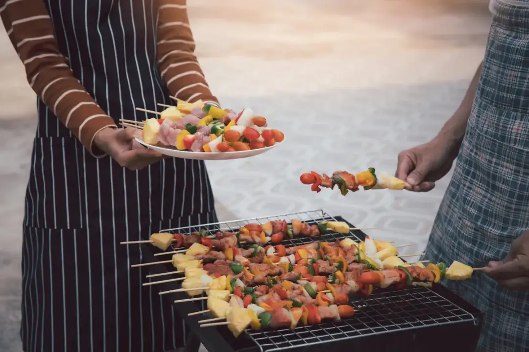 Jednorazowy grill z Żabki - Jak go rozpalić i co wrzucić na ruszt?