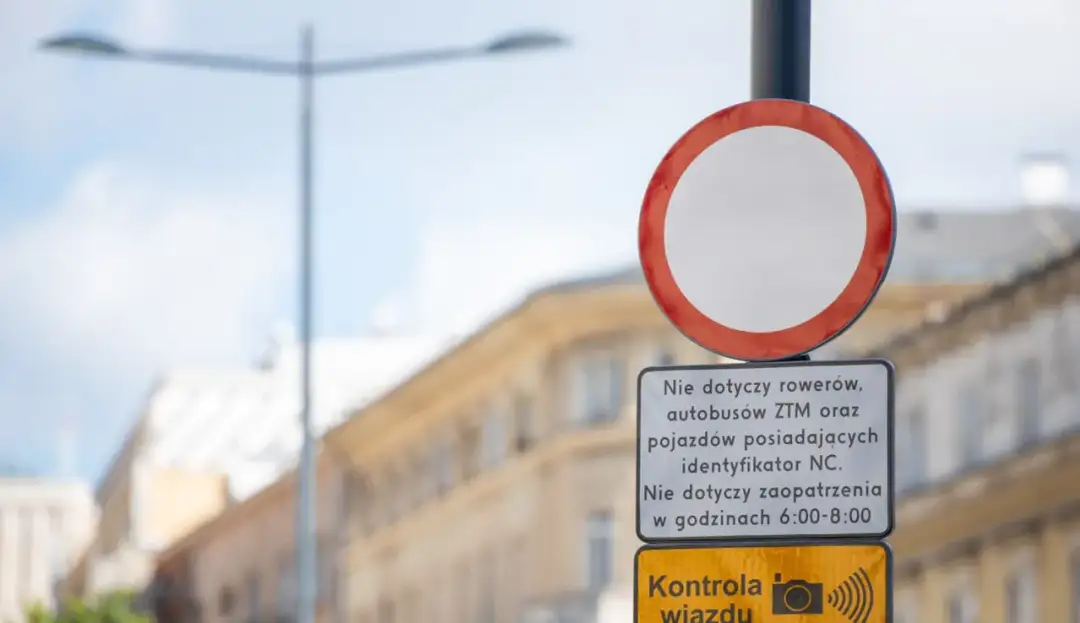 Znak zakazu ruchu w obu kierunkach, z wyłączeniem rowerów, autobusów ZTM i pojazdów z identyfikatorem NC.