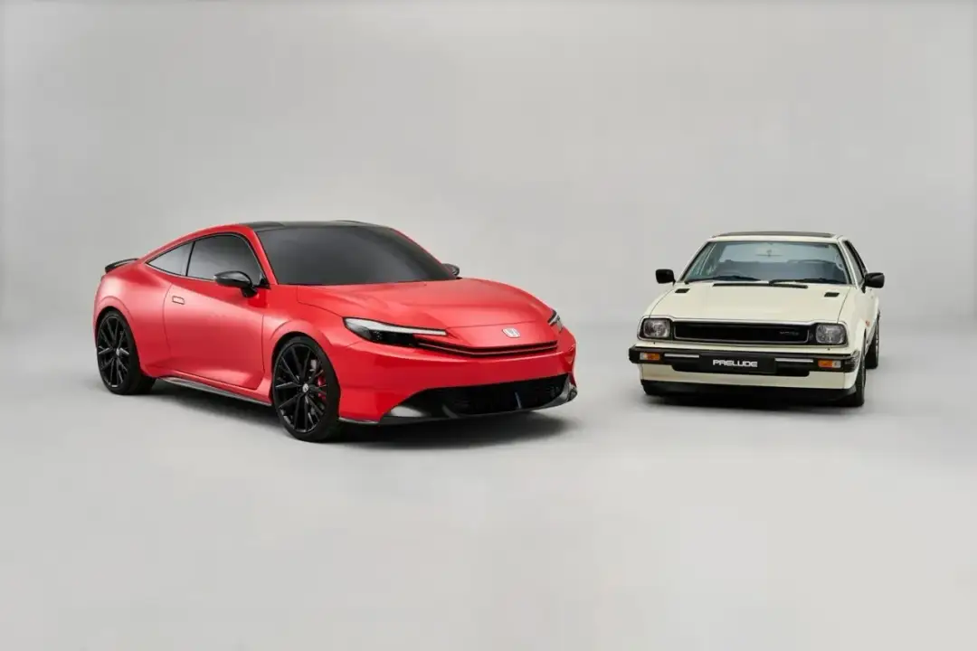 Nowy, czerwony koncept Honda Prelude 2025 obok klasycznego modelu.