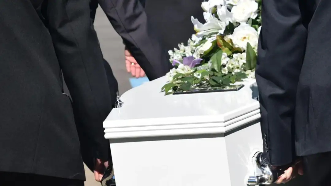 Pogrzeb w sobotę: Możliwy, ale z haczykami? Sprawdź, co musisz wiedzieć