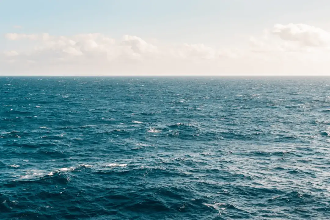 Morze czy Ocean: Jaka jest kluczowa różnica wielkości?