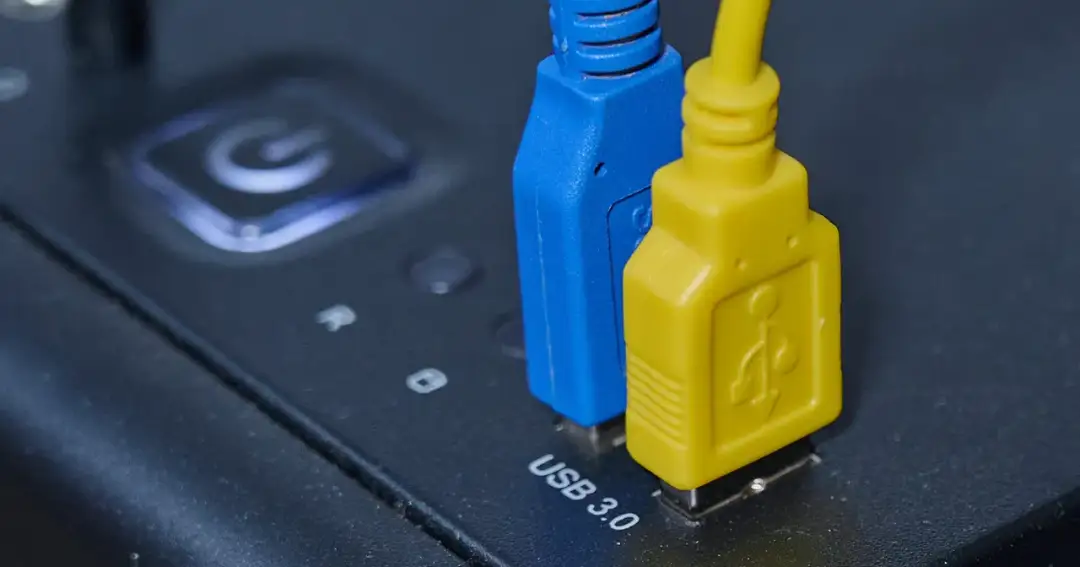 Niebieski i żółty kabel USB 3.0 podłączone do urządzenia. Kolory USB mogą oznaczać różne standardy lub funkcje.