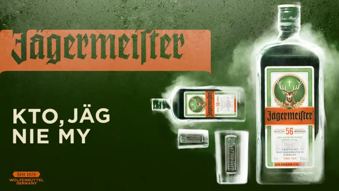 Butelka Jägermeistera i kieliszki, gotowe do podania. Jak pić Jägermeistera? Schłodzonego, oczywiście!