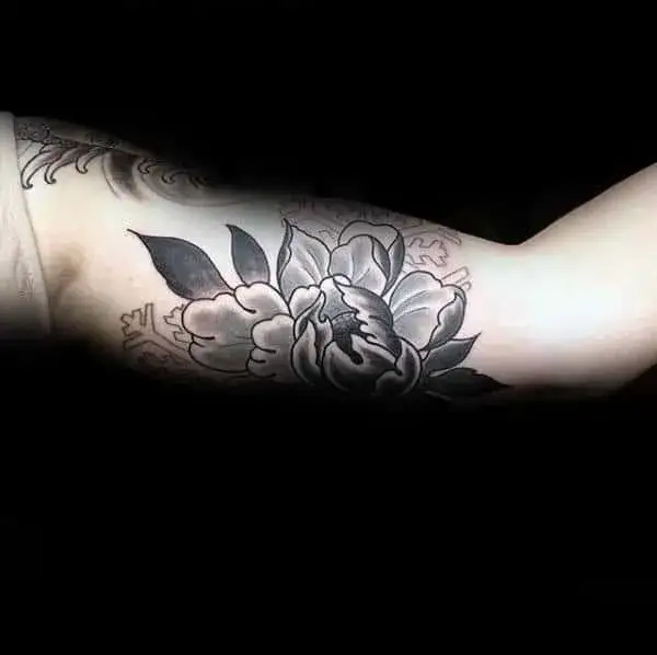Znaczenie tatuażu piwonia: symbolika, kolory i kulturowe inspiracje dla Twojego wzoru