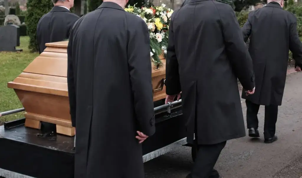 Co oznacza sen pogrzebu? Odkryj jego głębokie znaczenie i emocje