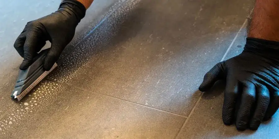 Skuteczne sposoby na mycie kafelek po remoncie bez zarysowań