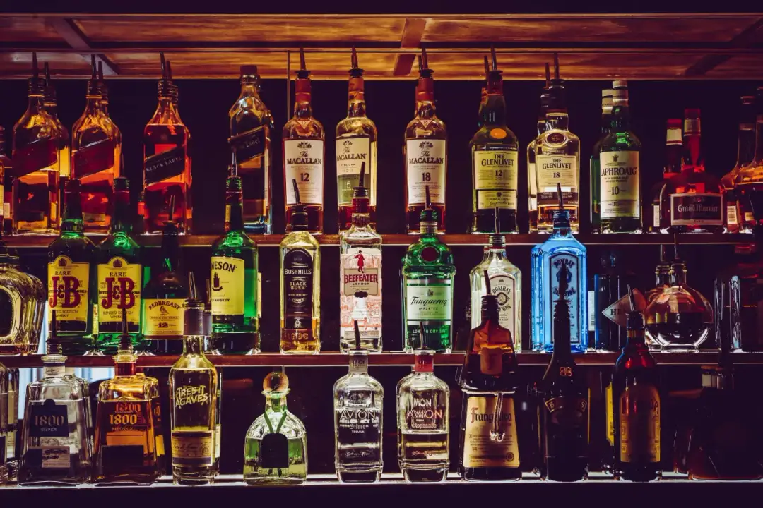 W Dubaju można pić alkohol, co widać na półkach pełnych whisky, ginu i tequili.