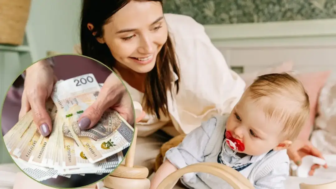 Mama z uśmiechem trzyma banknoty 200 zł, symbolizujące 1000 zł na drugie dziecko. Obok bawi się maluch.