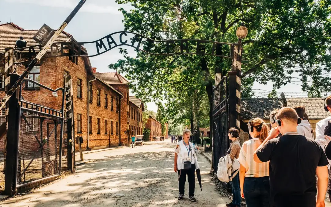 Jak ubrać się do Auschwitz, by szanować pamięć i czuć komfort?