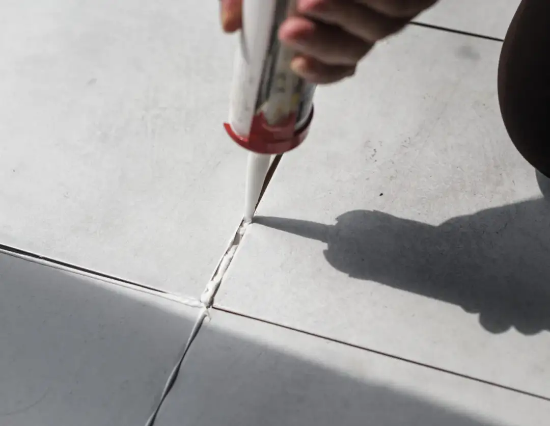 Ile schnie silikon sanitarny? Sprawdź, co wpływa na czas schnięcia