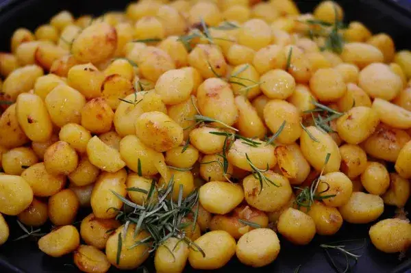 Ile kalorii mają ziemniaki w 100g? Zaskakujące wartości odżywcze