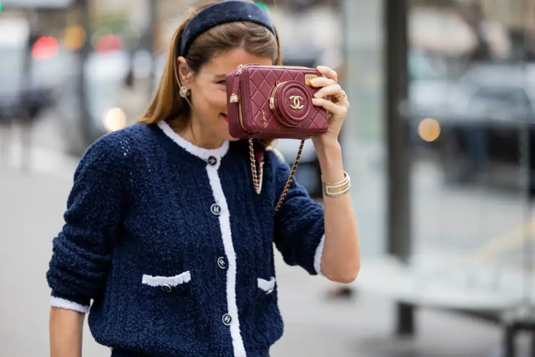 Cómo combinar granate y azul - Guía y fórmulas para un look elegante