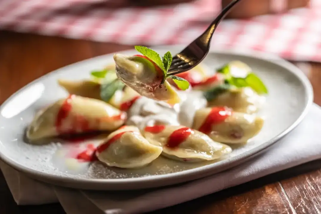 Jak gotować mrożone pierogi? Poznaj sekret idealnego smaku