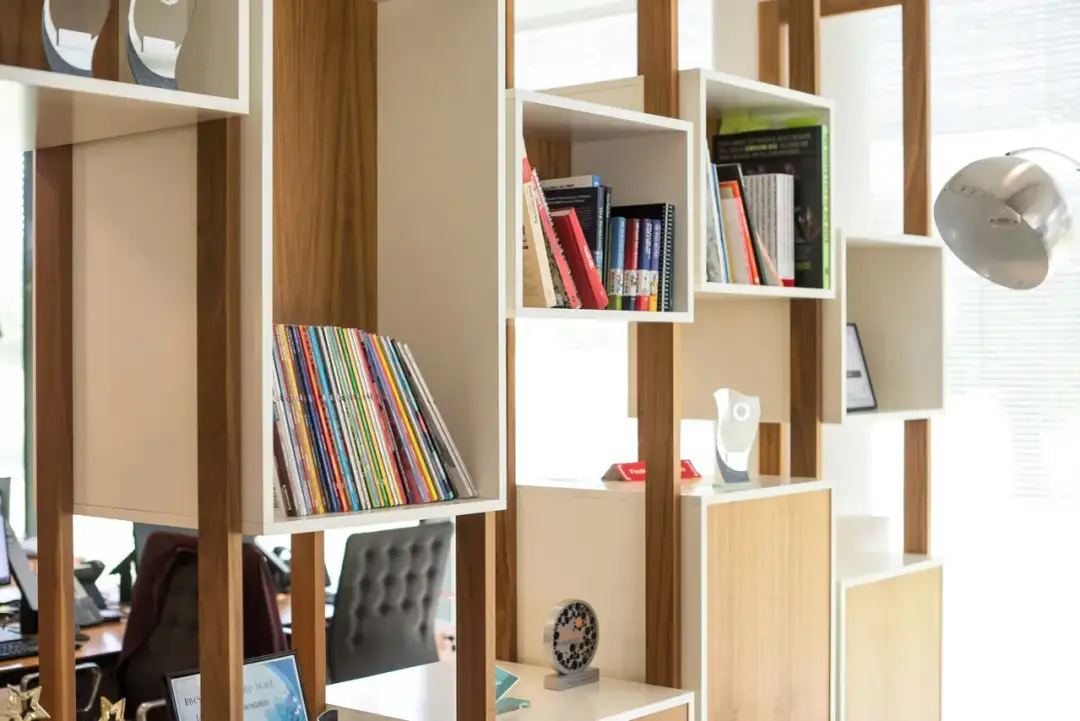 Jak wybrać regały biurowe do archiwum, open space i gabinetu zarządu?
