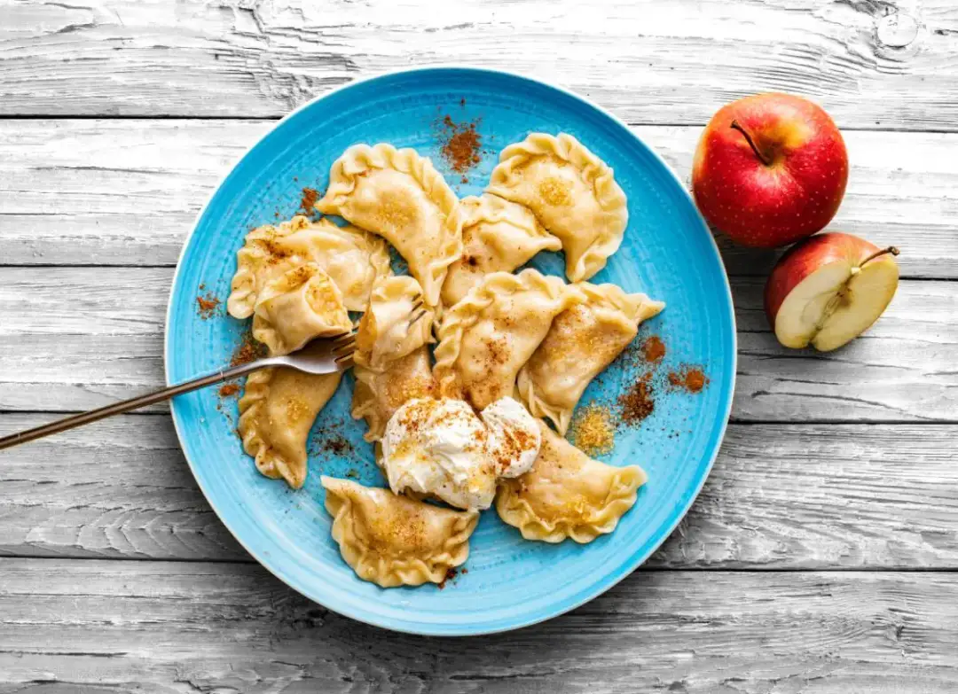 Pierogi z jabłkami - jak zrobić cienkie ciasto i farsz bez wyciekania?