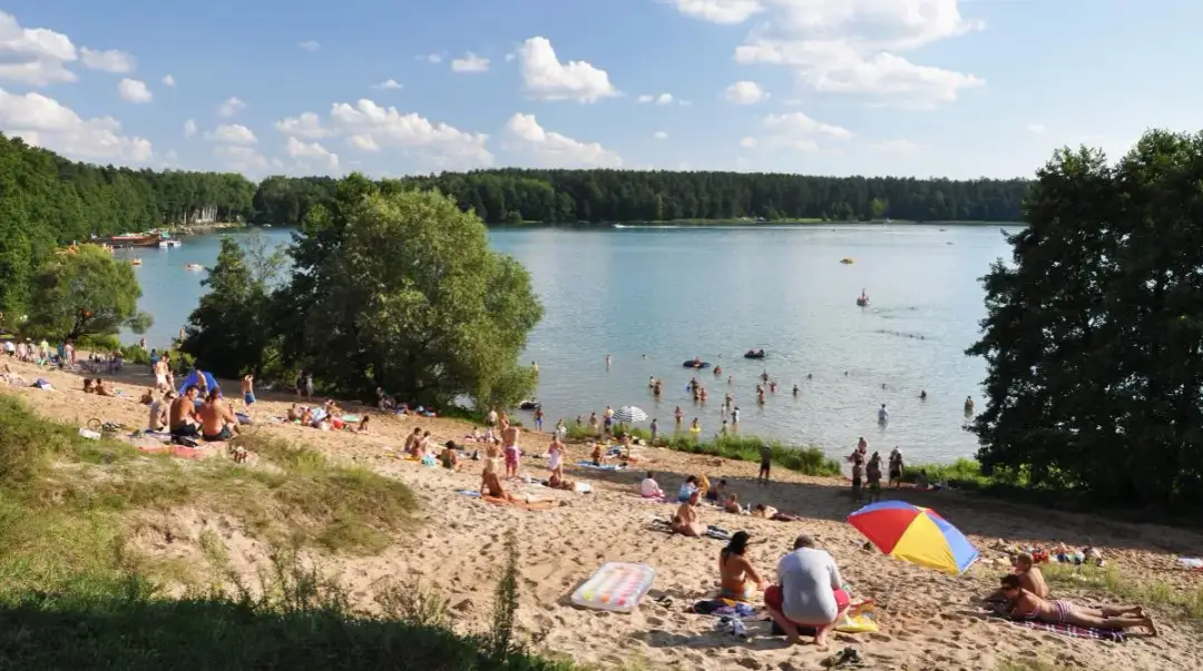 Czy plaża w Augustowie to skarb Podlasia? Ty musisz to sprawdzić!