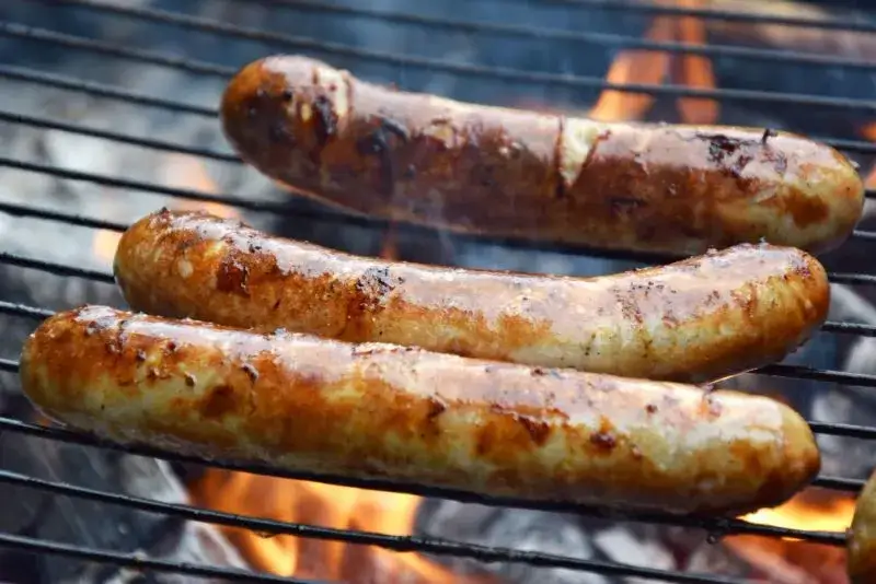 Ile kalorii ma kiełbasa z ogniska? Poznaj szczegółowe wyliczenia kalorii