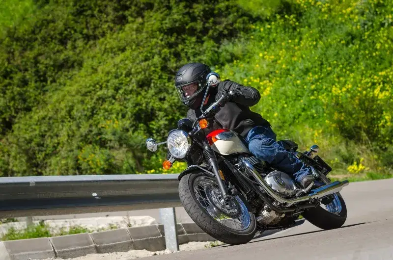 Jak przetrwać upał? Oto 7 sekretów letnich spodni motocyklowych