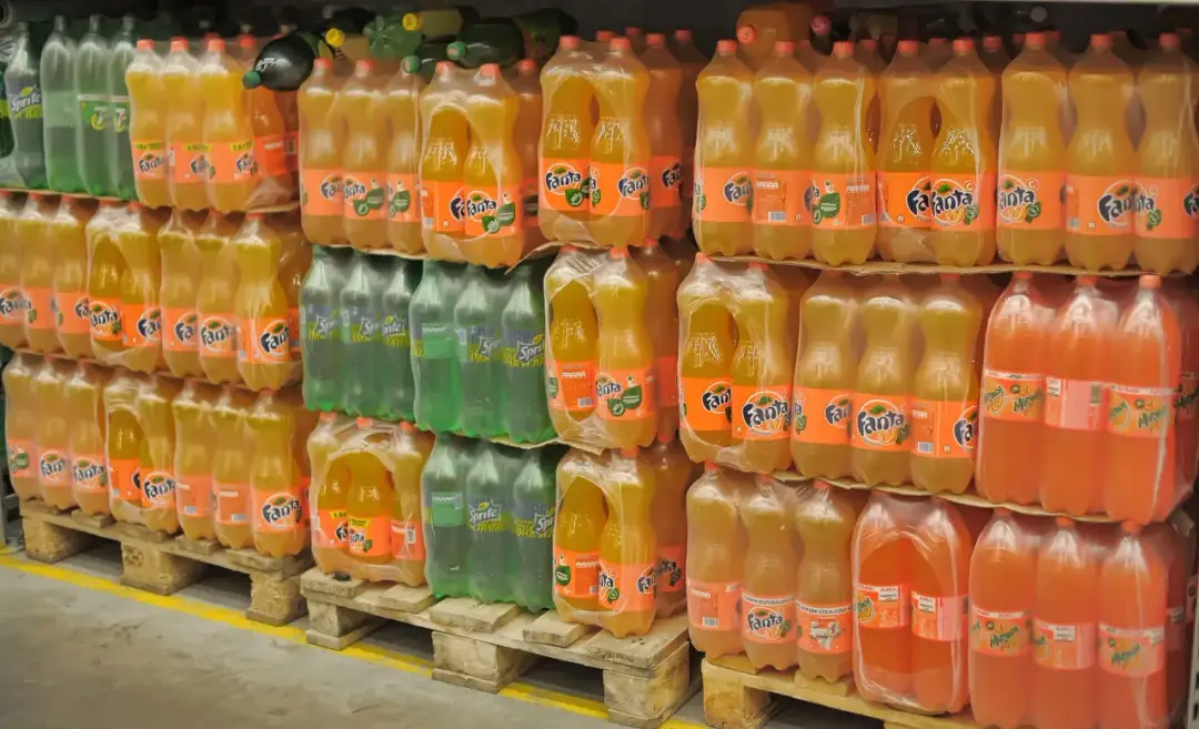 Mirinda czy Fanta - który napój ma mniej cukru i lepszy smak?