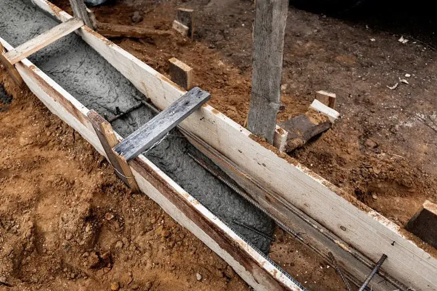 Jak zrobić fundament pod ogrodzenie, aby uniknąć błędów i kosztów