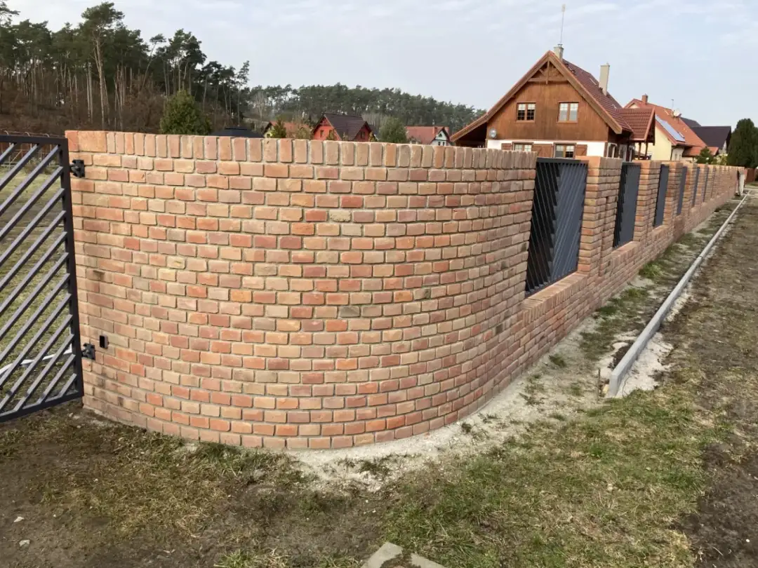 Ogrodzenie z klinkieru - Czy warto? Budowa, koszty, pielęgnacja