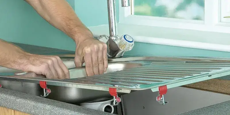 Jak zamocować zlew do szafki: 9 kroków do perfekcyjnego montażu