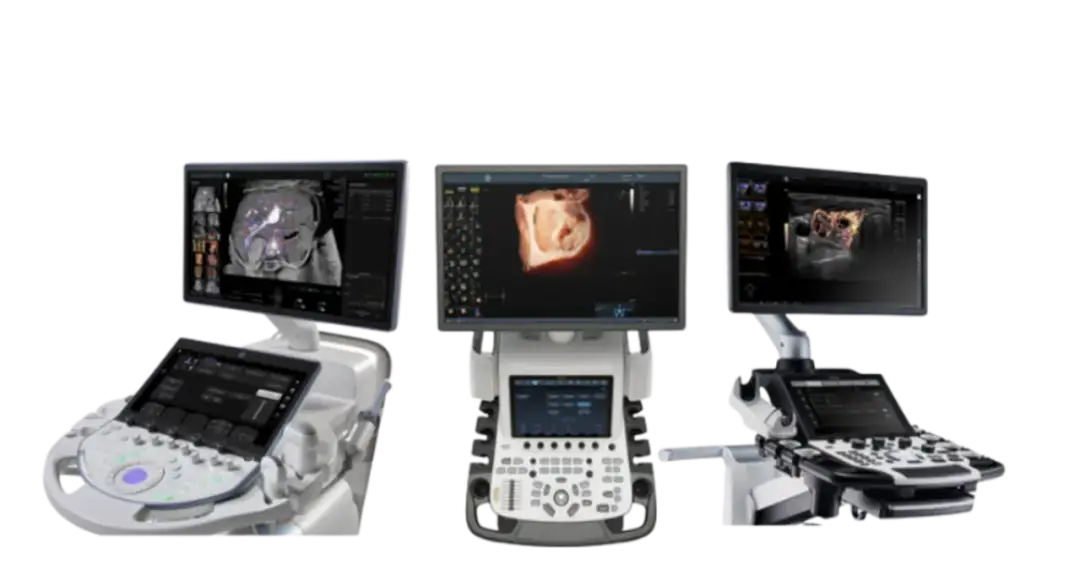 Trzy nowoczesne aparaty USG z obrazami diagnostycznymi na ekranach. Odpowiadają na pytanie, kiedy powstało USG, pokazując postęp technologii.