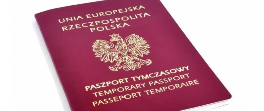 Czerwony paszport tymczasowy Rzeczypospolitej Polskiej z godłem. Numer paszportu znajduje się na stronie z danymi osobowymi.