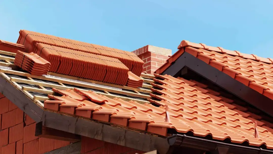 Układanie dachówki ceramicznej. Sprawdź, jaka jest dachówka ceramiczna cena za m2, by wybrać najlepszą opcję na swój dach.