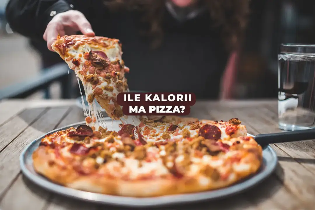 Pyszna pizza włoska z ciągnącym serem i mięsem. Zastanawiasz się, ile kalorii ma pizza?