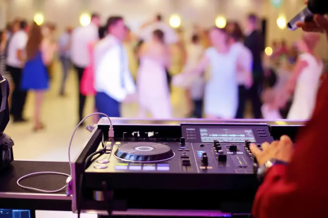 O co pytać DJ weselnego aby uniknąć rozczarowania? Kompletna lista pytań