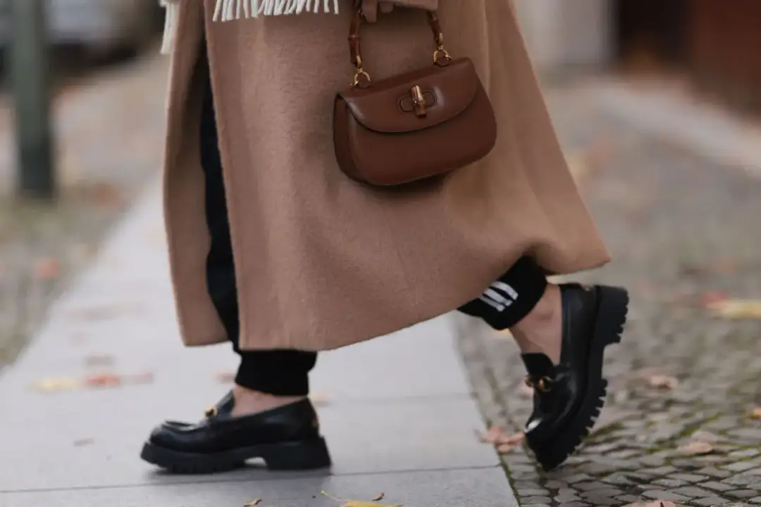 ¿Marrón y negro combinan? - Guía para llevar este dúo con estilo