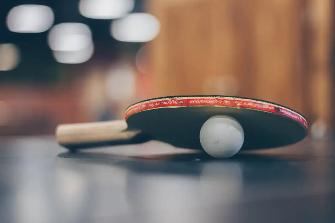 Czy ping pong i tenis stołowy to to samo? Odkryj istotne różnice