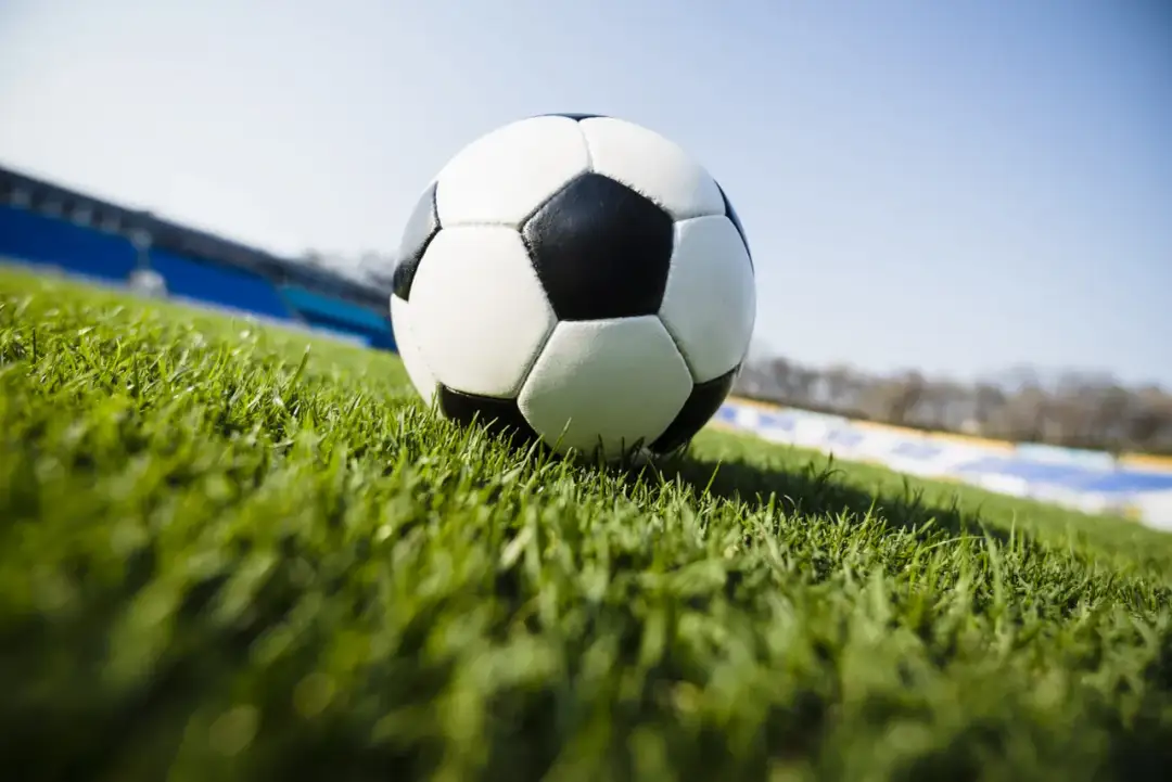Od kanapy do areny e-sportowej: jak gry piłkarskie stały się globalnym fenomenem