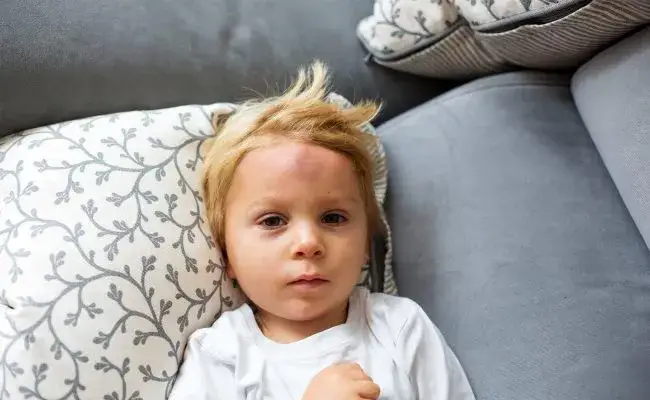 Dziecko spadło z łóżka – kiedy konieczna jest wizyta w szpitalu?