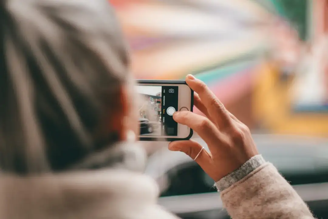 Jak czyścić aparat w telefonie? Bezpieczne triki na idealne zdjęcia