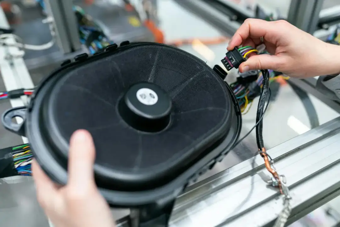 Bezpiecznik na plusie czy minusie? Unikaj niebezpiecznych błędów w instalacji